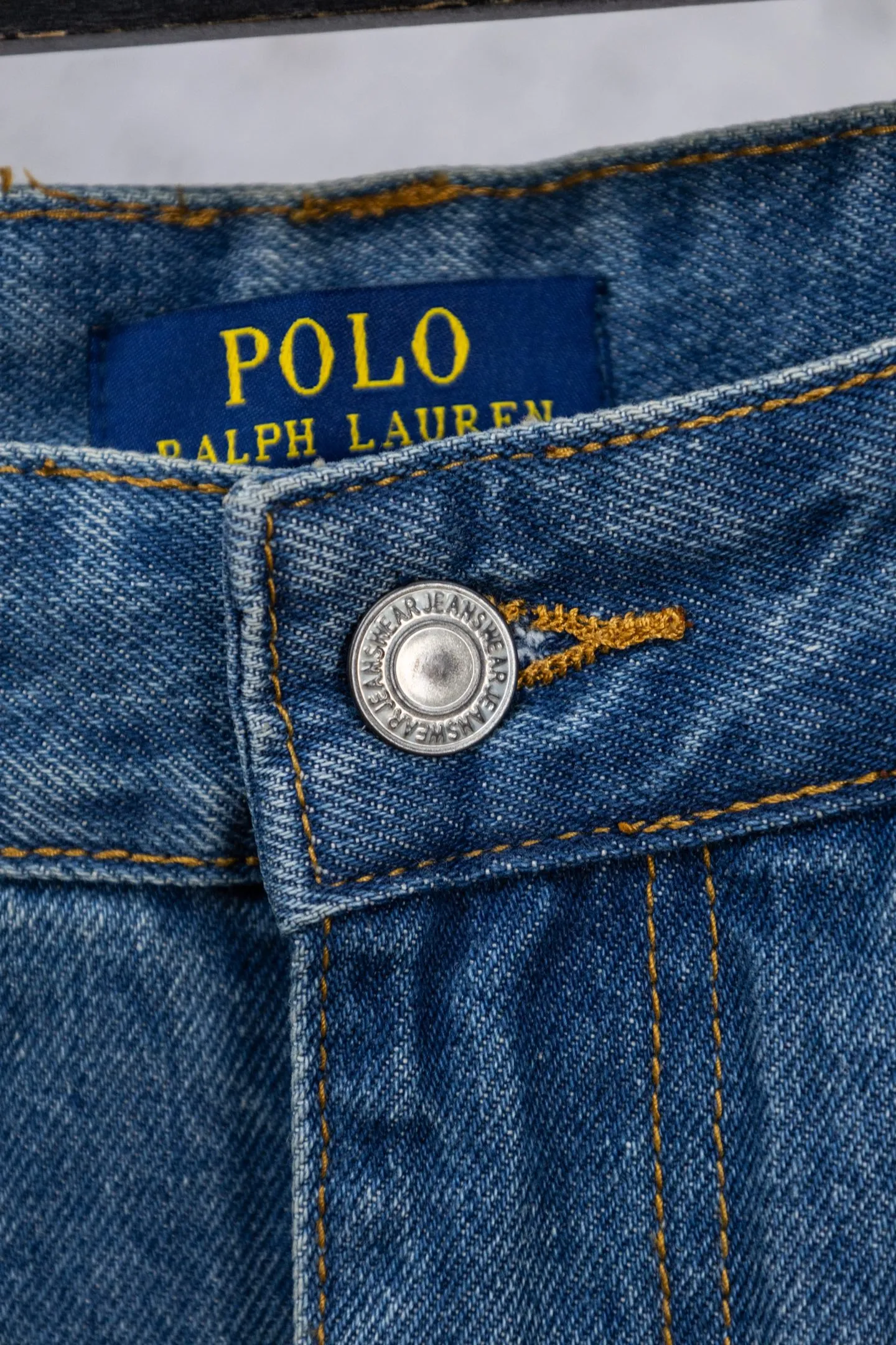 P230 Ralph Lauren 2026RRL retro ripped jeans, American retro essentials, classic loose fit: 13.75oz Japanese selvage denim, made in the United States, 100% cotton, perfect texture! Durable and non-shrinking: Mechanical pre-shrunk finishing® technology, still fit after long-term wear, retro wash has a more timeless taste ~ Size: 28--34 Color: Denim blue